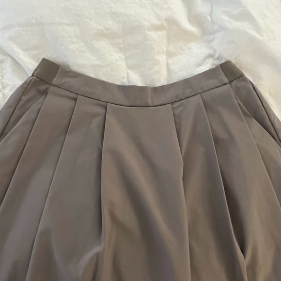 Uniqlo Taupe Pleated Skirt with Pockets EUC - Picture 3 of 4